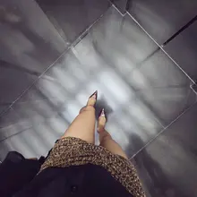这个裙子太短了吧，后面看到半个屁屁