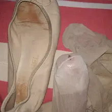 这骚鞋绝了，趁着扔之前插一波 多年的精华全在鞋里了我靠，鸡巴插入好好的接触一阵。注入一股灵魂才行