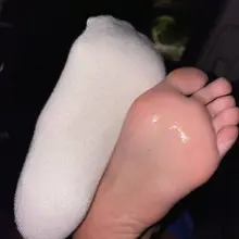 这小白小白棉袜脚伸你面前来，你确定不狂射它？