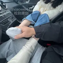 这牛仔裤里丝真的深的我心，没想到靴子脱下来厚还有一只可爱的小白袜！香惨了都😆