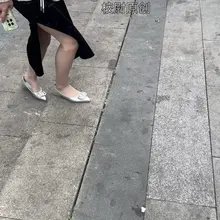 路人的视角看着是一位穿着丝袜旗袍的优雅女子，谁也想不到她正踩着我的精液和我逛街，真的不要太反差！我承认我投降了🤣 @fulishequ @fuligc @yo…