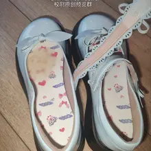 lo鞋可以让女生更显可爱，而女人越是可爱，越要玩弄她！爆射鞋底后，让女生用她性感的白丝袜足底趁热踩进去是什么感觉？恐怕只有她自己才知道！也只有玩弄她的男人，才…