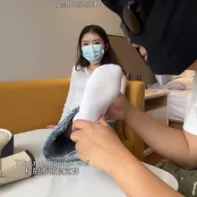原创素人约足系列 牛仔裤里丝，配小白袜，不论是闻还是舔，都是双重享受，最后妹子脱掉小白袜给我套撸，手脚并用，我就问换作是阁下你，拿什么去抵挡这波致命诱惑？🫦…