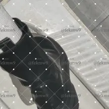 这个傻逼说只有看小祖宗的脚才能射出来，花钱买小祖宗的脚照结果被小祖宗戏耍，对着靴子喷了。最近出差➕旅游没时间更新，素材其实挺多的，今天开始恢复日更，转发点赞抽…