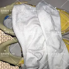 暑假看见穿着这双鞋出去玩，现在已经穿成这么旧了，但是味道越来越足呀，袜子也是穿出痕迹了，果断🐍在里面，更多细节在群 #扫楼 #打胶
