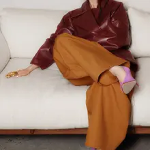 佟丽娅魅惑眼神搭配逆天长腿，风尚大片尽显高级感