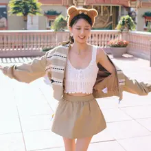 佟丽娅休闲短裙秀出笔直美腿，俏皮少女感十足