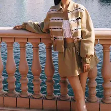 佟丽娅休闲短裙秀出笔直美腿，俏皮少女感十足