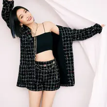 酷短发女星宋茜演绎格纹套装，自信展露修长美腿