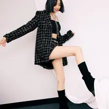 酷短发女星宋茜演绎格纹套装，自信展露修长美腿