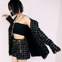 酷短发女星宋茜演绎格纹套装，自信展露修长美腿