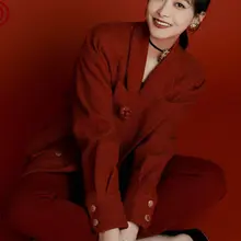 宋茜优雅坐姿搭配性感尖头高跟鞋，红色西服套装尽显干练
