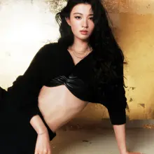 《Wonderland》封面大片王楚然丝袜美腿优雅交叉 (5p)