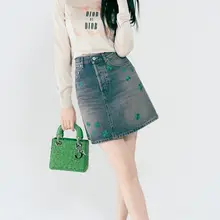 迪丽热巴甜美演绎休闲风，穿一双绿色拖鞋展露玉腿美足