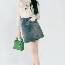 迪丽热巴甜美演绎休闲风，穿一双绿色拖鞋展露玉腿美足
