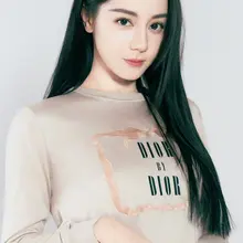 迪丽热巴甜美演绎休闲风，穿一双绿色拖鞋展露玉腿美足
