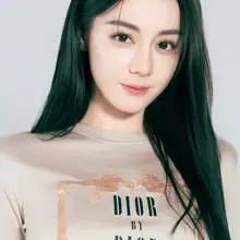 迪丽热巴甜美演绎休闲风，穿一双绿色拖鞋展露玉腿美足