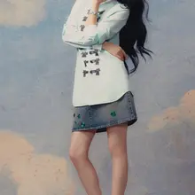 迪丽热巴为《红秀》杂志拍摄封面大秀美腿