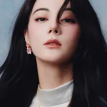 迪丽热巴为《红秀》杂志拍摄封面大秀美腿