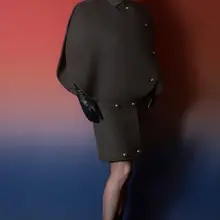 谭晶深邃眼神与修长黑丝美腿尽显高级感