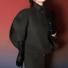 谭晶深邃眼神与修长黑丝美腿尽显高级感