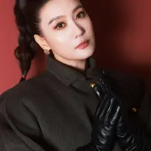 谭晶深邃眼神与修长黑丝美腿尽显高级感