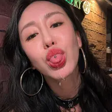 胡一菲酒吧喝酒，喝多了，就慢慢崩坏