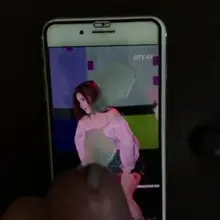 最近忙完了先来一发Nancy母狗，总是被着骚货鼓鼓的裆部吸引，无论是日常还是在舞台上发情跳舞，裆部永远是鼓鼓的，凸显出里面又肥又嫩的骚屄紧紧被热裤包裹，扭两下…