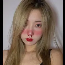 [母狗共享中心]推友投稿的母狗。母狗自己画的高潮脸看来是想被男人操成满脸潮红发情的样子。戴着专属狗牌逛街露出爬行，碰到男人就骚屄流水爬过去舔，希望大家见到这只…