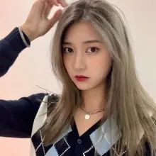 [母狗共享中心]推友投稿的母狗。母狗自己画的高潮脸看来是想被男人操成满脸潮红发情的样子。戴着专属狗牌逛街露出爬行，碰到男人就骚屄流水爬过去舔，希望大家见到这只…