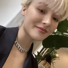 Nancy戴着金主独家制订的母狗项圈爬出来一脸淫荡的看着你。这个骚货在后台被扒光衣服操的骚水直流，戴着专属母狗项圈和骚屄里的精液和淫水上台跳舞，一边扭屁股跳骚…