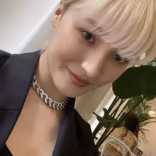 Nancy戴着金主独家制订的母狗项圈爬出来一脸淫荡的看着你。这个骚货在后台被扒光衣服操的骚水直流，戴着专属母狗项圈和骚屄里的精液和淫水上台跳舞，一边扭屁股跳骚…
