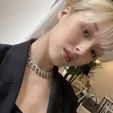 Nancy戴着金主独家制订的母狗项圈爬出来一脸淫荡的看着你。这个骚货在后台被扒光衣服操的骚水直流，戴着专属母狗项圈和骚屄里的精液和淫水上台跳舞，一边扭屁股跳骚…