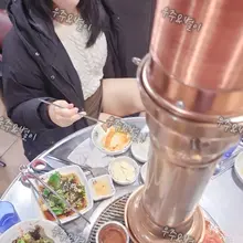 밖에서 밥을 먹다보면 그런 날이 있다... 직원들이 친절한 날 직원들과 눈이 자주 마주치는 날 우주님 미소가 떠나지 않는 날 별이는 본인도 모…