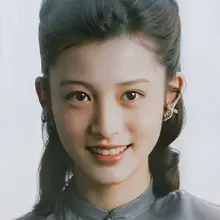 在网上翻民国老照片，偶然看到左图这张照片，惊为天人，太美了！如果以今天的审美，她应该是碾压民国四大美人的存在。查了一下，她叫徐谟佳，生前籍籍无名，去世后由其嫡…