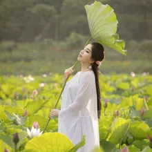 刚开始拍照的时候，妹子要哄着脱，后来一进门就脱光了，这何尝不是一种领悟😵