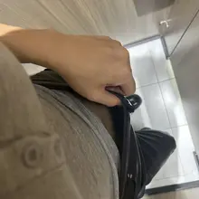 上班上到一半想去厕所，偷偷拍一张给推友看