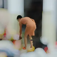 年前一故事 丝妻一闺蜜从事保险行业，服务对象偏中上，每年都有答谢晚宴，常叫我们去凑人数😇以前去过，有些年婉拒，今年又不去有点不近人情，就答应去一趟。 丝妻肉丝…