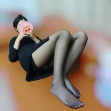 看了一下相册，丝妻发情期3、4月，库存还真挺多🙃 那时肉丝穿多了，想必要为金主爸爸考虑一下吧，换上了黑丝 发情期的丝妻，也想要让金主保持对她的性趣吧。其实我觉…