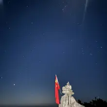 很久没有感受到这么亮的夜晚爬山都能够照出影子了！