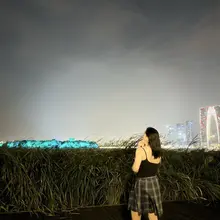 我以前在大街上不敢和老婆牵手。 和老婆在一起久了之后，变得在大街上都和老婆互相摸屁股，在地铁里就敢去亲她。 不知道这是脸皮厚了，还是中年油腻了。 以前看她比较…