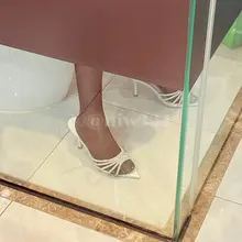 你一推开进门看到你的女主人在拉屎，玻璃透过的是她穿着黑丝高跟鞋的脚，你会怎么做？